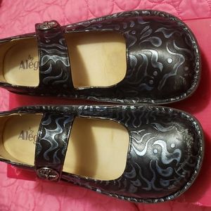 ALEGRIA Gothic steele Paloma Embossed Mary Jane Clogs